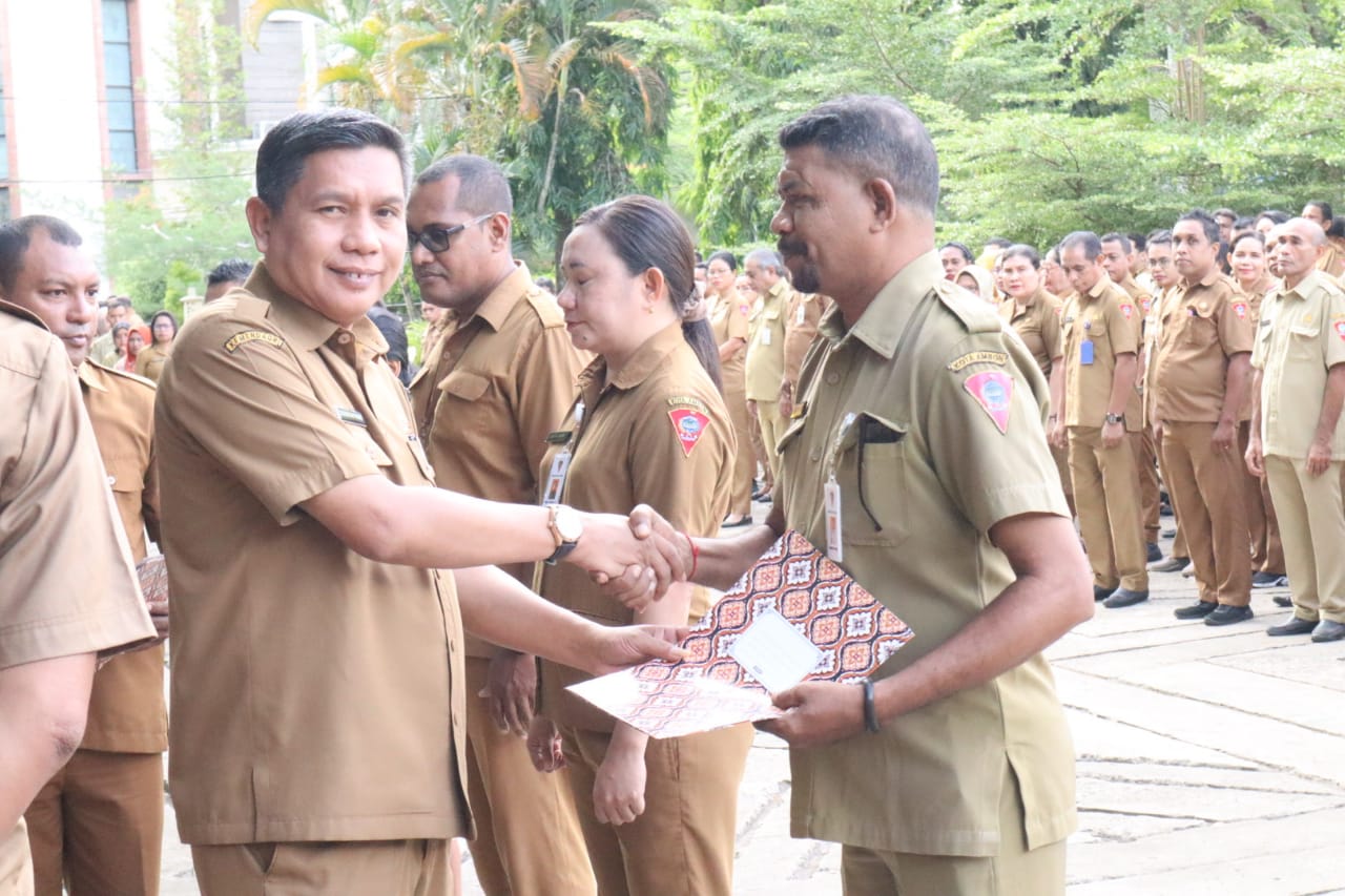 Pemkot Ambon Serahkan SK Perjanjian Kerja Kepada Non ASN 1 WhatsApp Image 2024 01 15 at 13.17.48 08d7cc12
