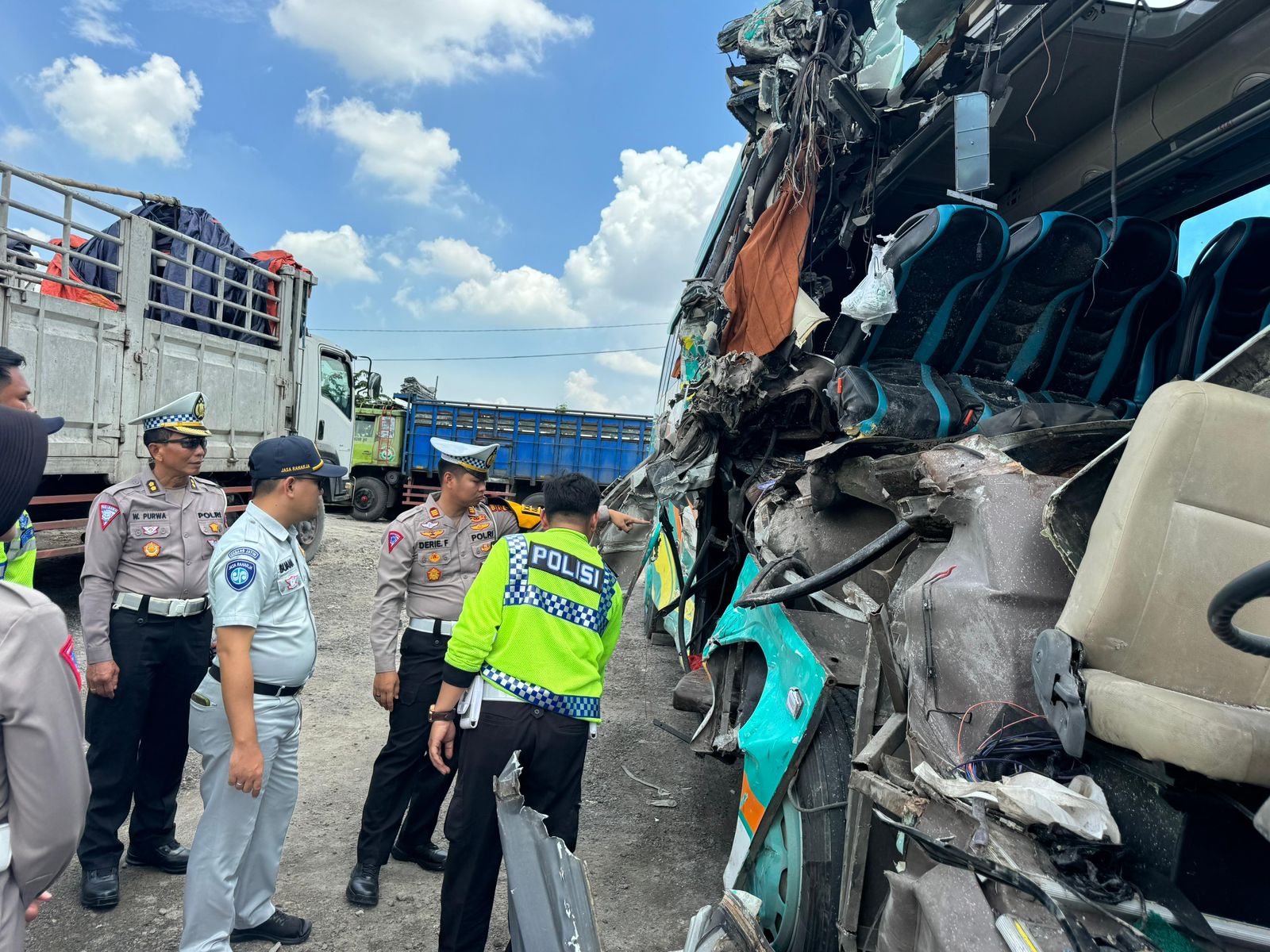 Jasa Raharja Jamin Seluruh Korban Tabrakan Antara Bus Peziarah dengan Truk di Jalan Raya Pantura, Gresik 1 WhatsApp Image 2024 01 28 at 19.20.02 56d10d9c