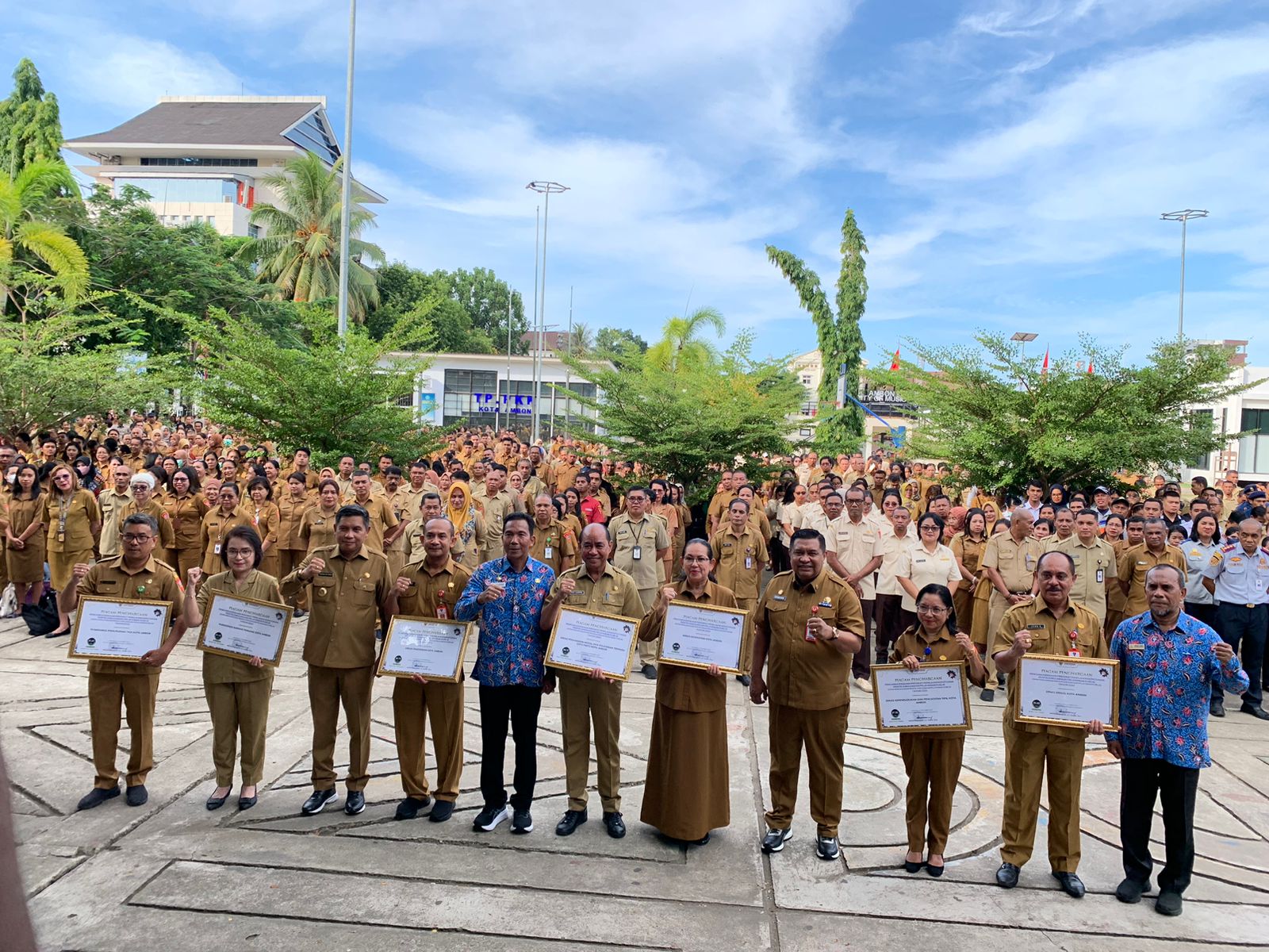 Ombudsman RI Serahkan Hasil Penilaian Kepatuhan Kepada Pemkot Ambon 1 WhatsApp Image 2024 01 30 at 23.26.02 4ad6300f