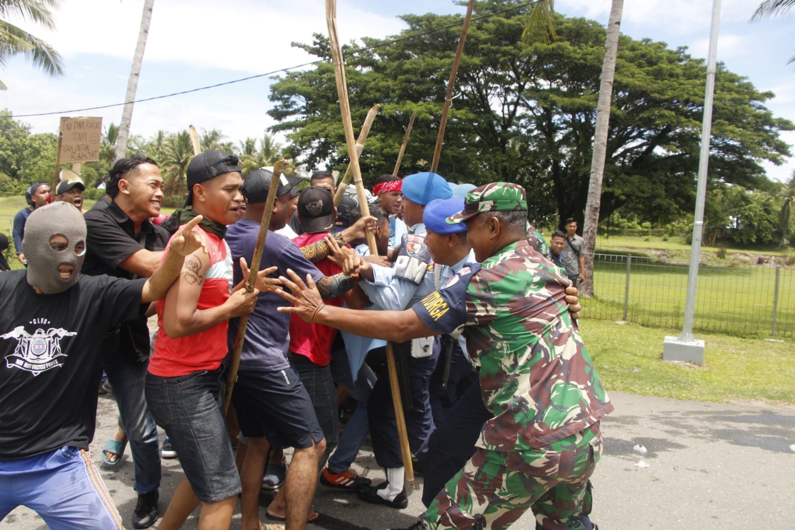 Tentara Langit Lanud Pattimura Tingkatkan Kesiapsiagaan Jelang Pemilu, Gelar Simulasi Penanggulangan Huru Hara (PHH). 1 WhatsApp Image 2024 02 13 at 20.47.32 185d3f32