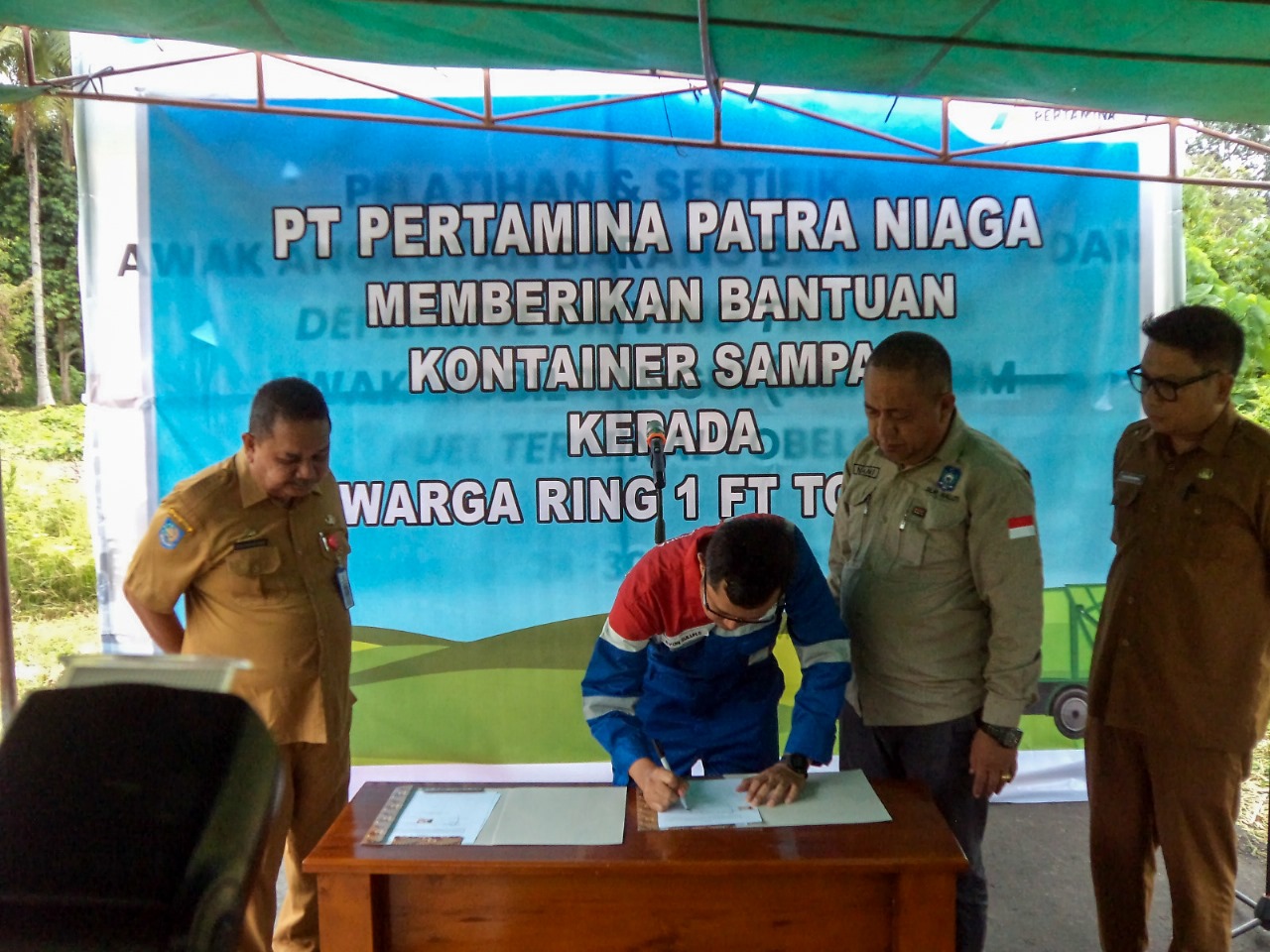 Pertamina Patra Niaga Regional Papua Maluku Serahkan Bantuan Kontainer Sampah Kepada Warga Ring 1 FT Tobelo 1 WhatsApp Image 2024 02 21 at 09.33.18 7f302d9e