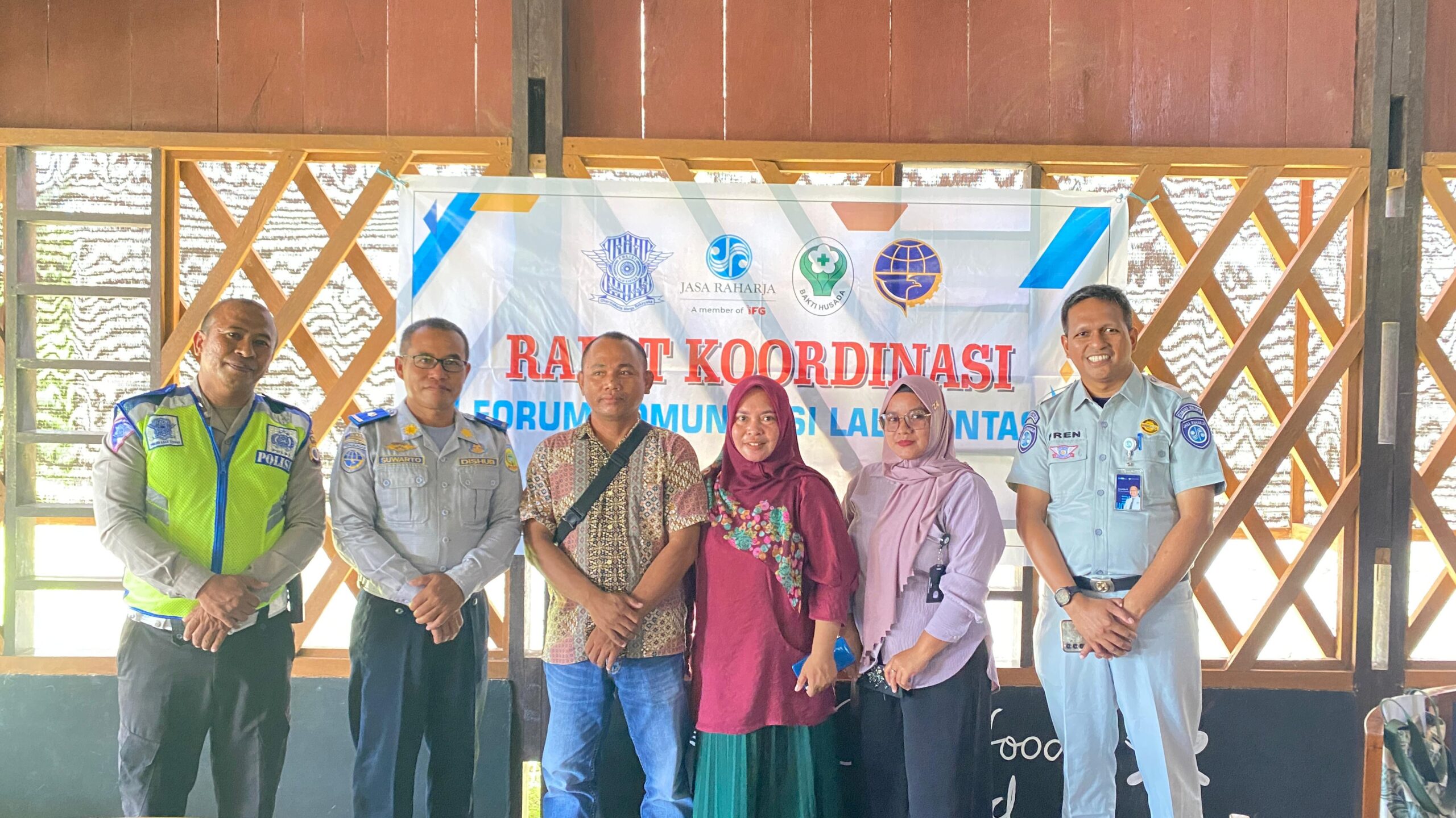 Menindaklanjuti Keanaikan Angka Kecelakaan, Jasa Raharja Bersama Stakeholder Melakukan Forum Komunikasi Lalu Lintas (FKLL) Di Pulau Buru 1 WhatsApp Image 2024 02 29 at 20.06.06 b2b218a2 scaled