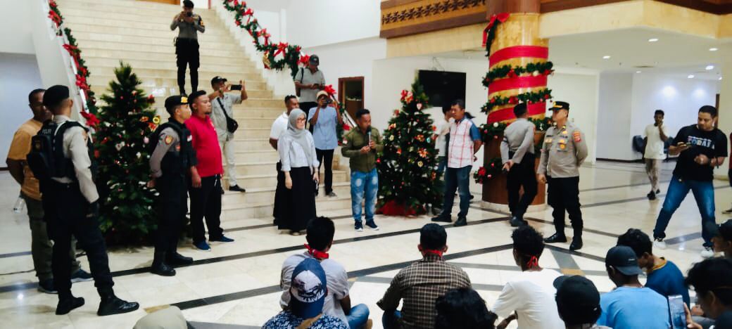 HIPMA SBT Lakukan Aksi Demo Di Gedung DPRD Maluku 1 HIPMA SBT