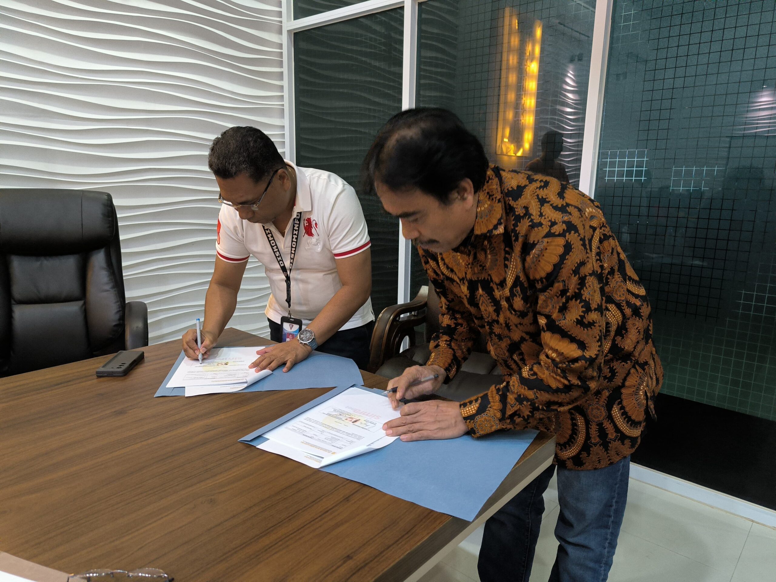 Dinas Kominfo – PT Sinar Mas Dirgantara Teken Kontrak Kerjasama Penyedia Layanan Internet 1 WhatsApp Image 2024 03 08 at 20.27.31 fac04ef4 scaled
