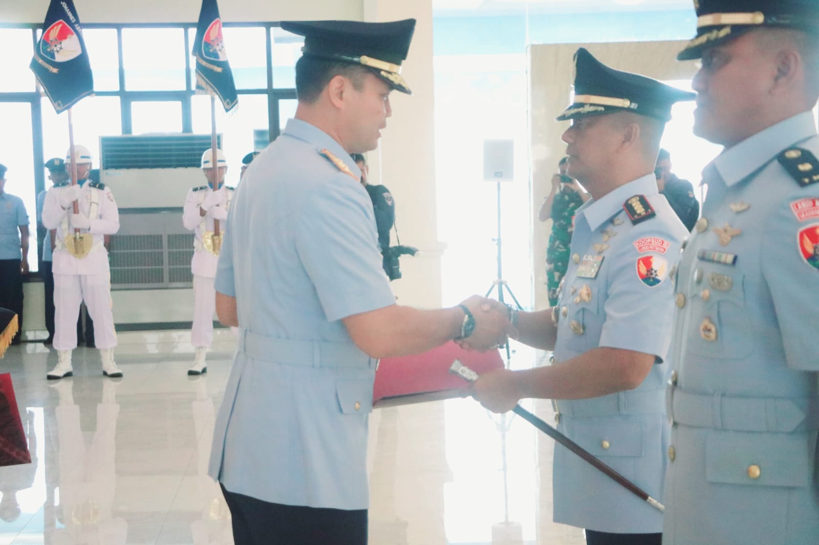 Danlanud Pattimura Kolonel Pnb Tio Menerima Piagam "Good Show Award" dari Pangkoopsudnas karena menyelamatkan Pesawat Hercules A-1327 di Langit Ambon. 1 WhatsApp Image 2024 03 26 at 21.17.27 eb4d450b