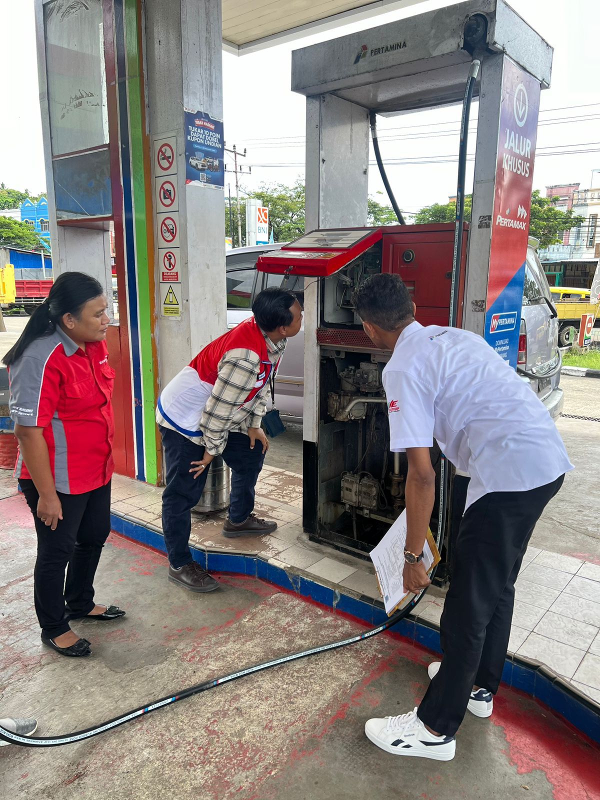 Pertamina Patra Niaga Regional Papua Maluku Lakukan Sidak Rutin Pemeriksaan Sarana Fasilitas SPBU Sorong 1 WhatsApp Image 2024 03 27 at 07.39.09 a9a74960