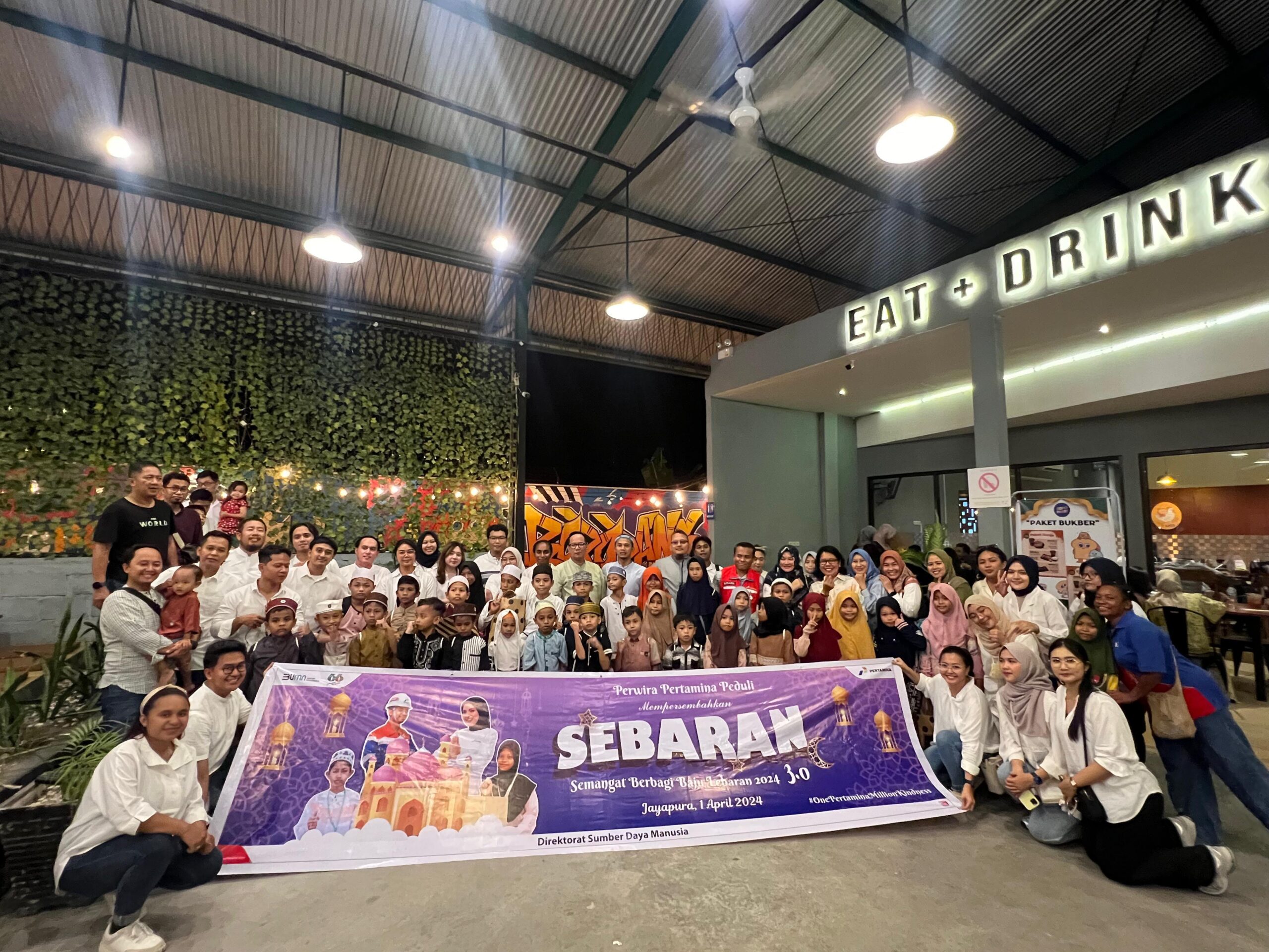 Program Sebaran 3.0 Serentak di 26 Kota, Pertamina Patra Niaga Regional Papua Maluku Berbagi Baju Lebaran Bersama Anak Yatim dan Dhuafa 1 WhatsApp Image 2024 04 01 at 21.53.13 08adbde9 scaled