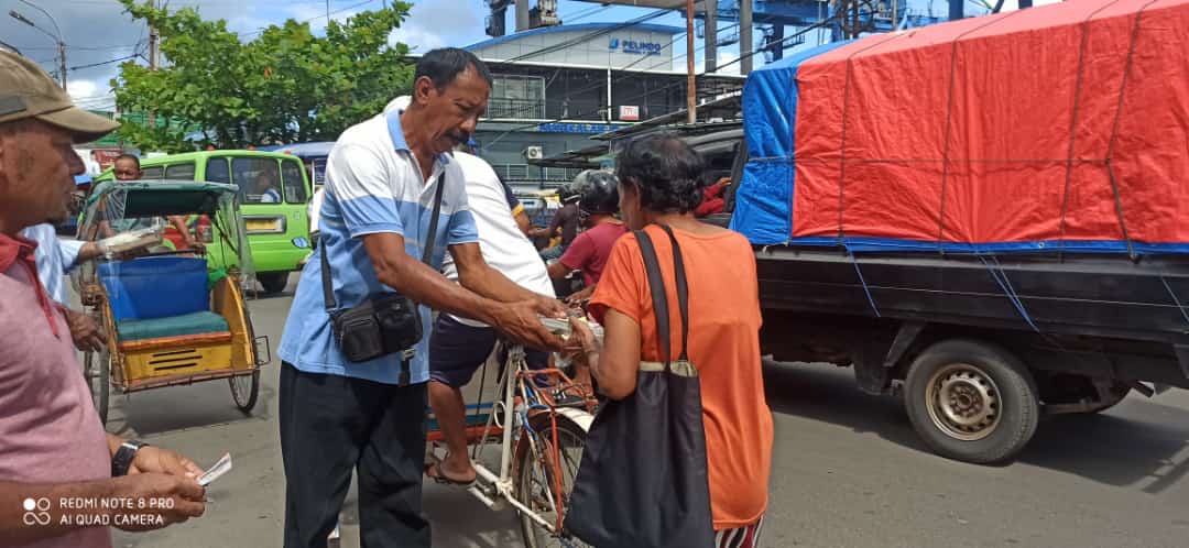 Wujud Kepedulian, Ferly Tahapary Berbagi Kasih Bersama Warga Ambon 1 deead094e55f412cafe2b80f11d2c4c81