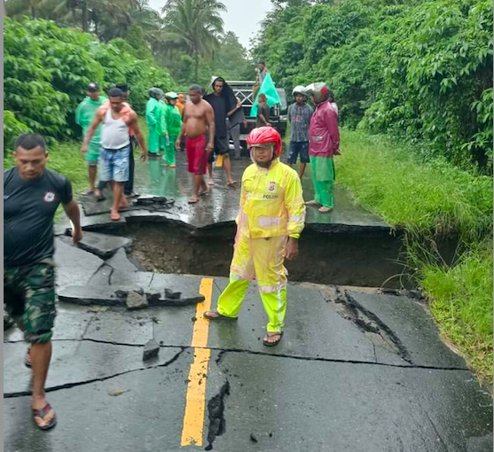 Hujan Deras, Jalan Taniwel-Piru Lumpuh Total 1 lokasi jalan putus