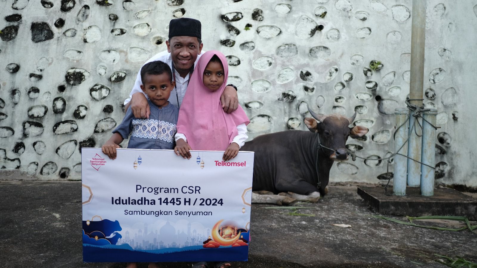 Telkomsel Sambungkan Senyuman di Momen Iduladha 1445 H, Berbagi Kebermanfaatan ke 43.000 Masyarakat yang Membutuhkan di Seluruh Indonesia 1 WhatsApp Image 2024 06 16 at 17.19.41 62e4ac3d
