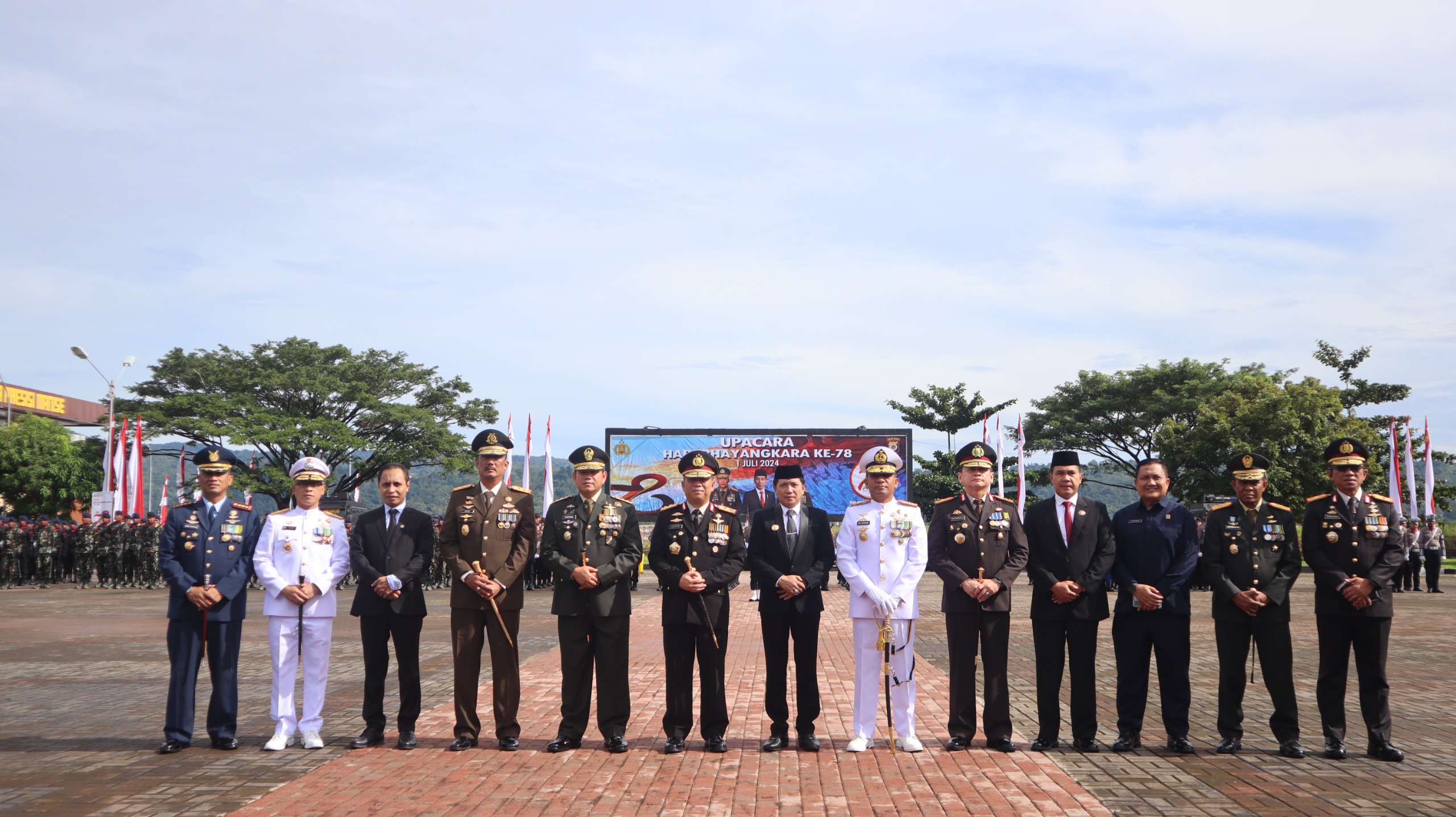 Sadali IE Hadiri Peringatan Hari Bhayangkara Ke 78 Di Lapangan Tahapary ,Polda Maluku 1 WhatsApp Image 2024 07 01 at 15.44.25 807c7f70