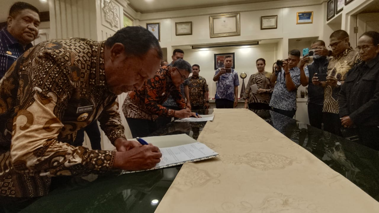 Kendalikan Inflasi, Pemkot – Pemkab Malteng Teken MoU 1 WhatsApp Image 2024 07 04 at 22.14.51 22aea9dd