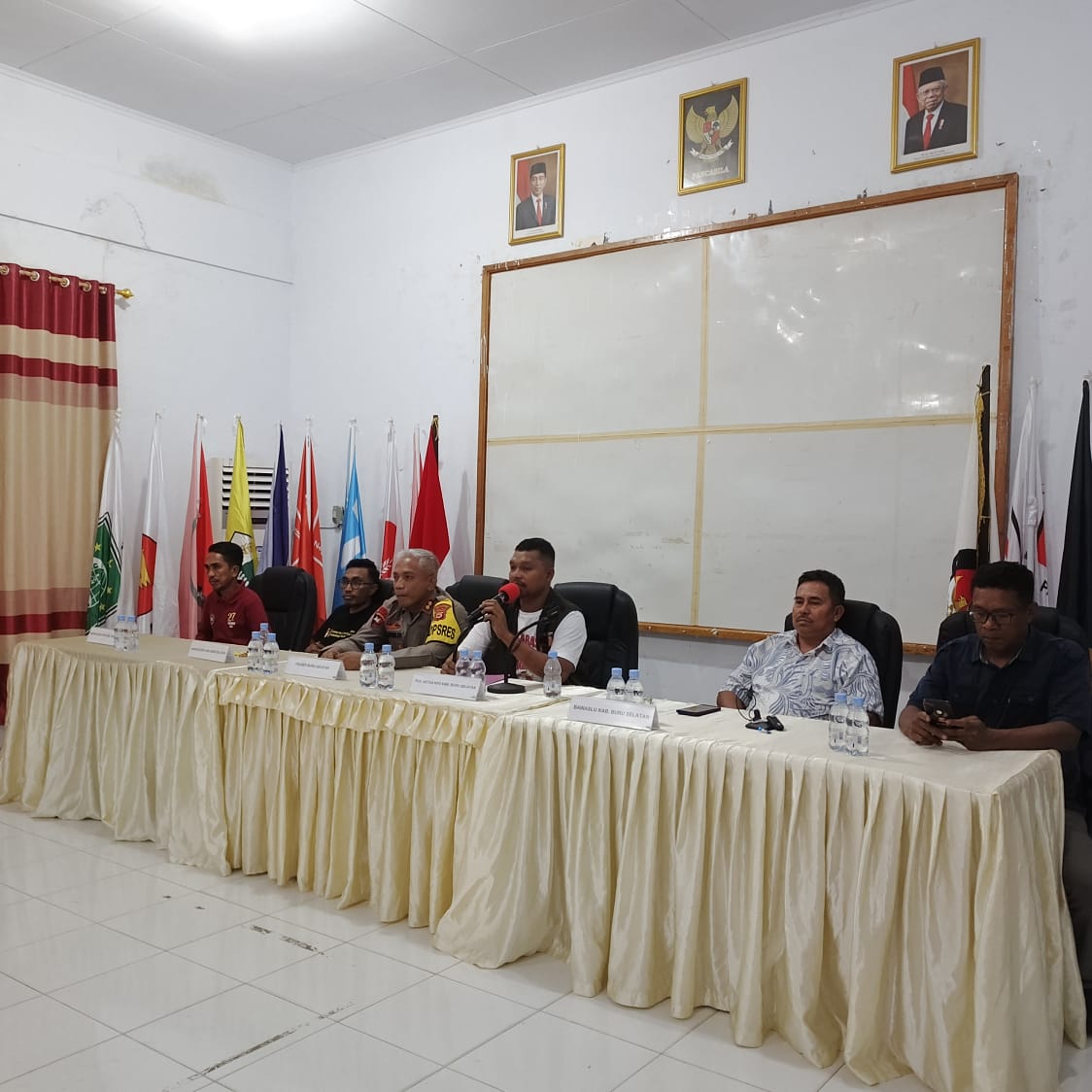 Siapkan Debat Perdana, KPU Bursel Gelar Rakor 1 IMG 20241014 WA0009