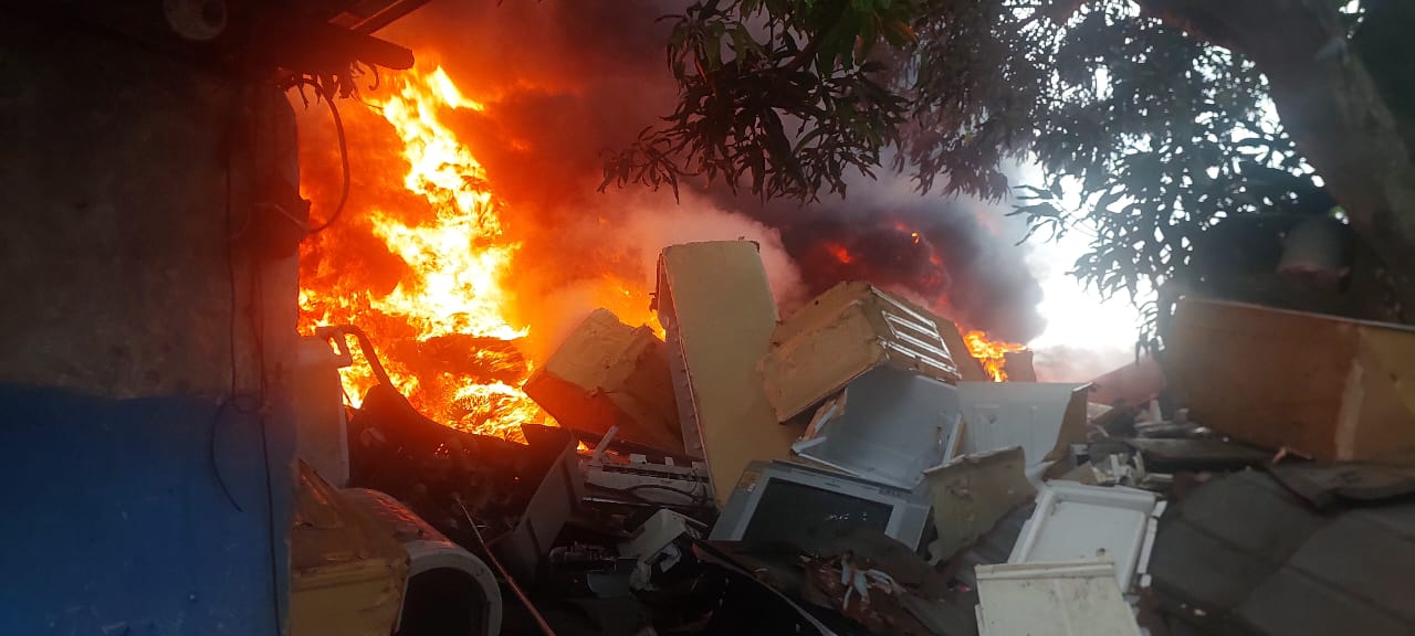 Si Jago Merah Hanguskan Gudang Besi Tua Talake 1 IMG 20241227 WA0046