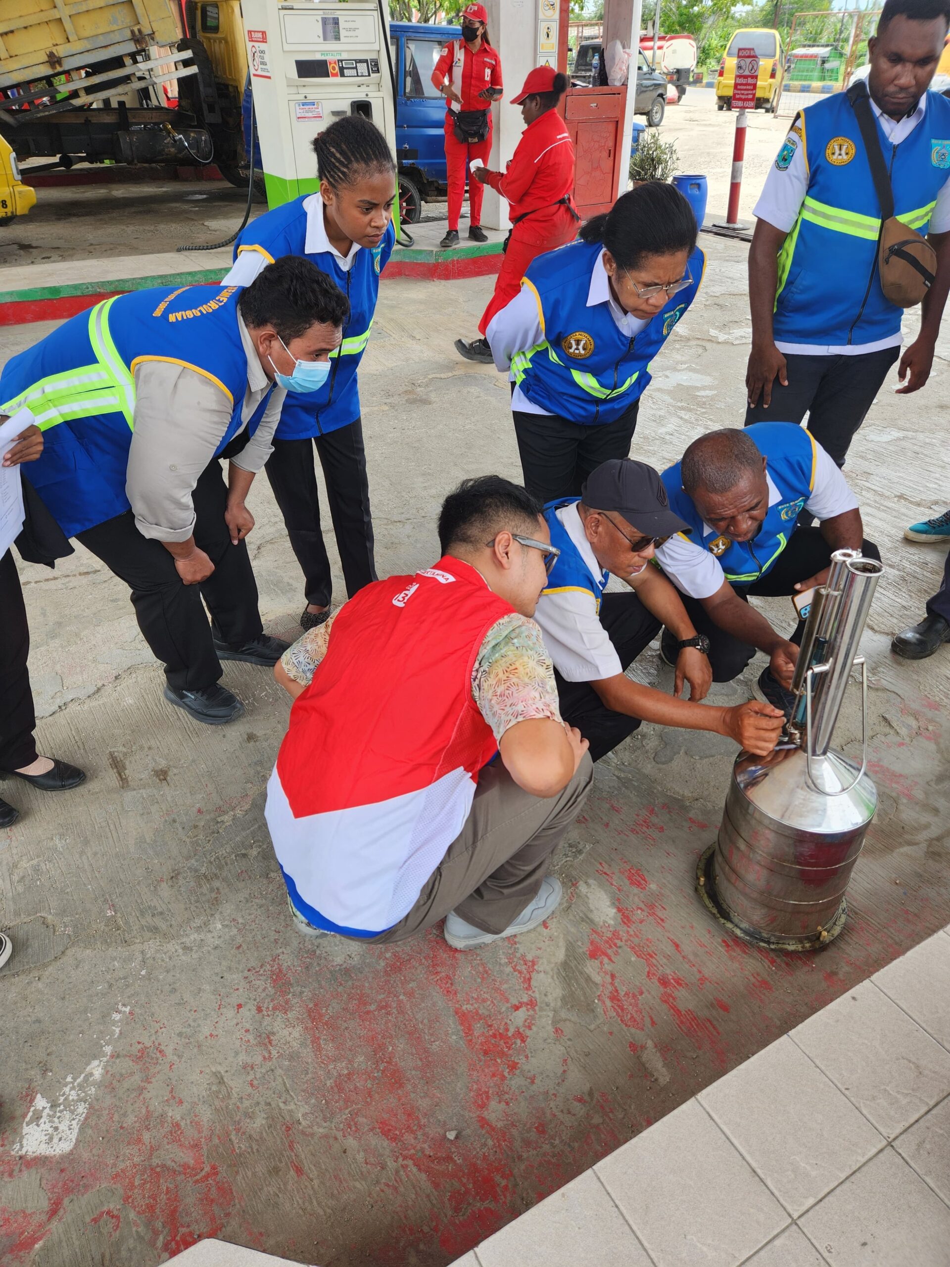 Sinergi Bersama Dinas Perdagangan Kota Sorong, Pertamina Gelar Sidak ke SPBU Pastikan Kualitas BBM 1 IMG 20250310 WA0022 scaled