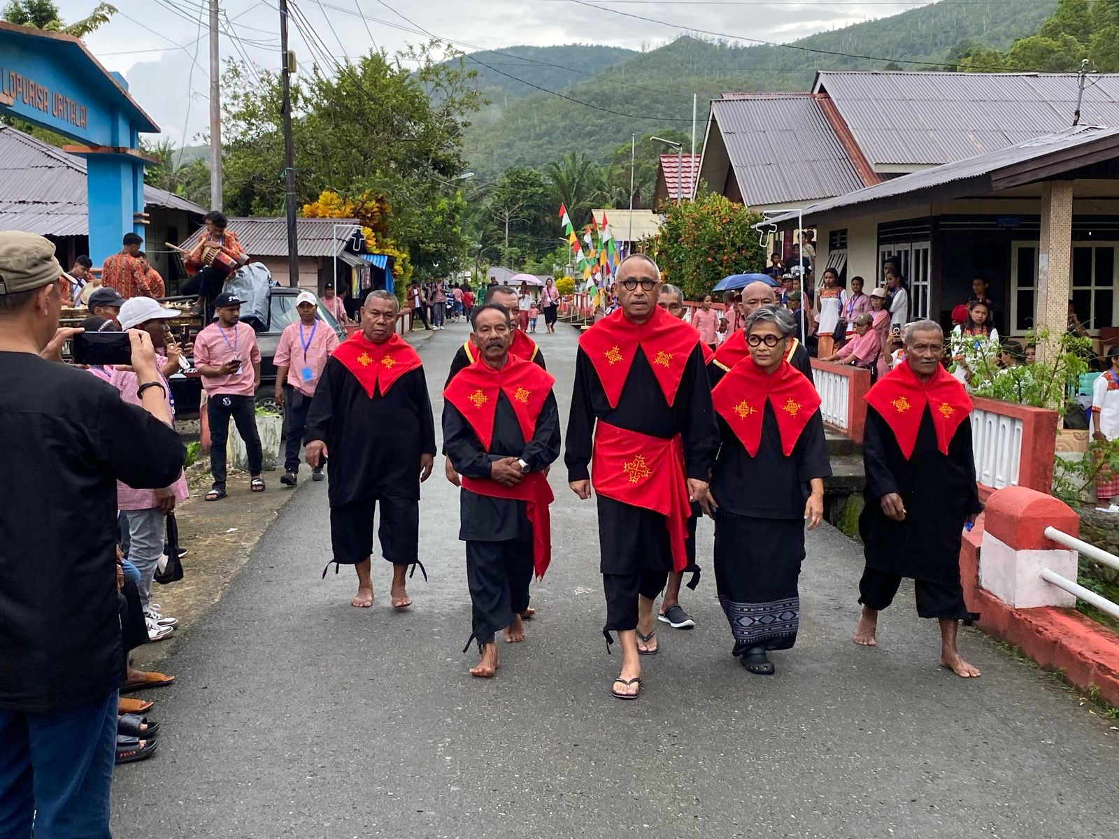 Ritual Adat Lopurissa Uritalai Menuju Rumahkay Untuk Melaksanakan Panas Gandong 2 WhatsApp Image 2025 03 17 at 04.53.40