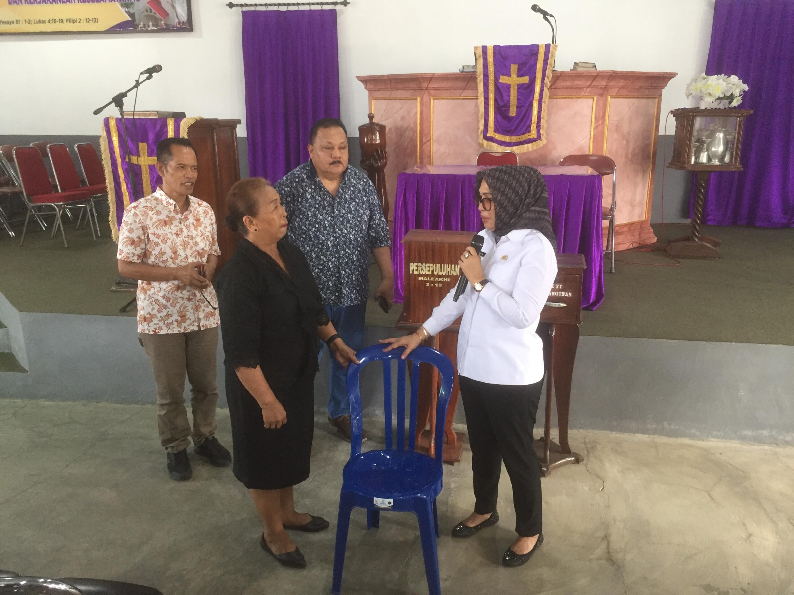 100 Bantal Semen Dan Kursi Di Berikan Untuk Pembangunan Gereja Christy Natalia 1 WhatsApp Image 2025 03 19 at 01.29.06 scaled