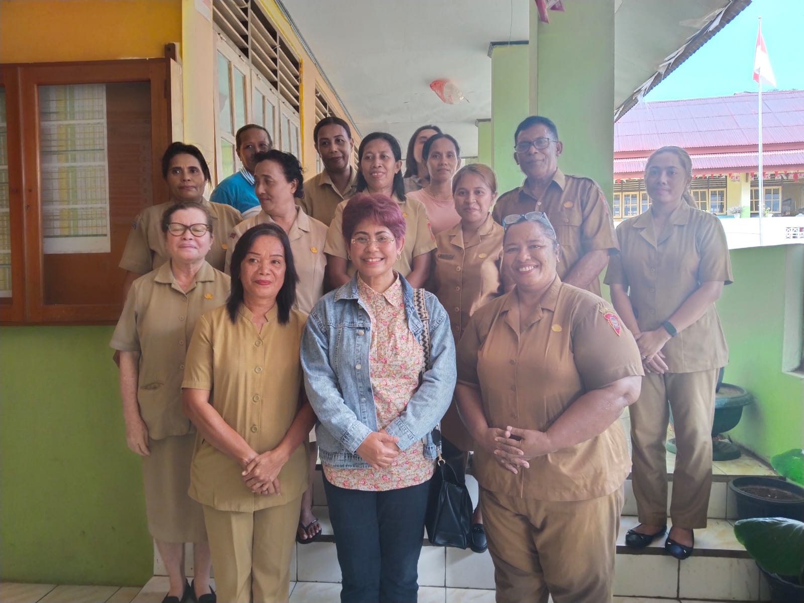 Mercy Chriesty Barends kembali menggelar kunjungan pribadi di SD Negeri 8 Ambon 1 WhatsApp Image 2025 04 15 at 05.01.39