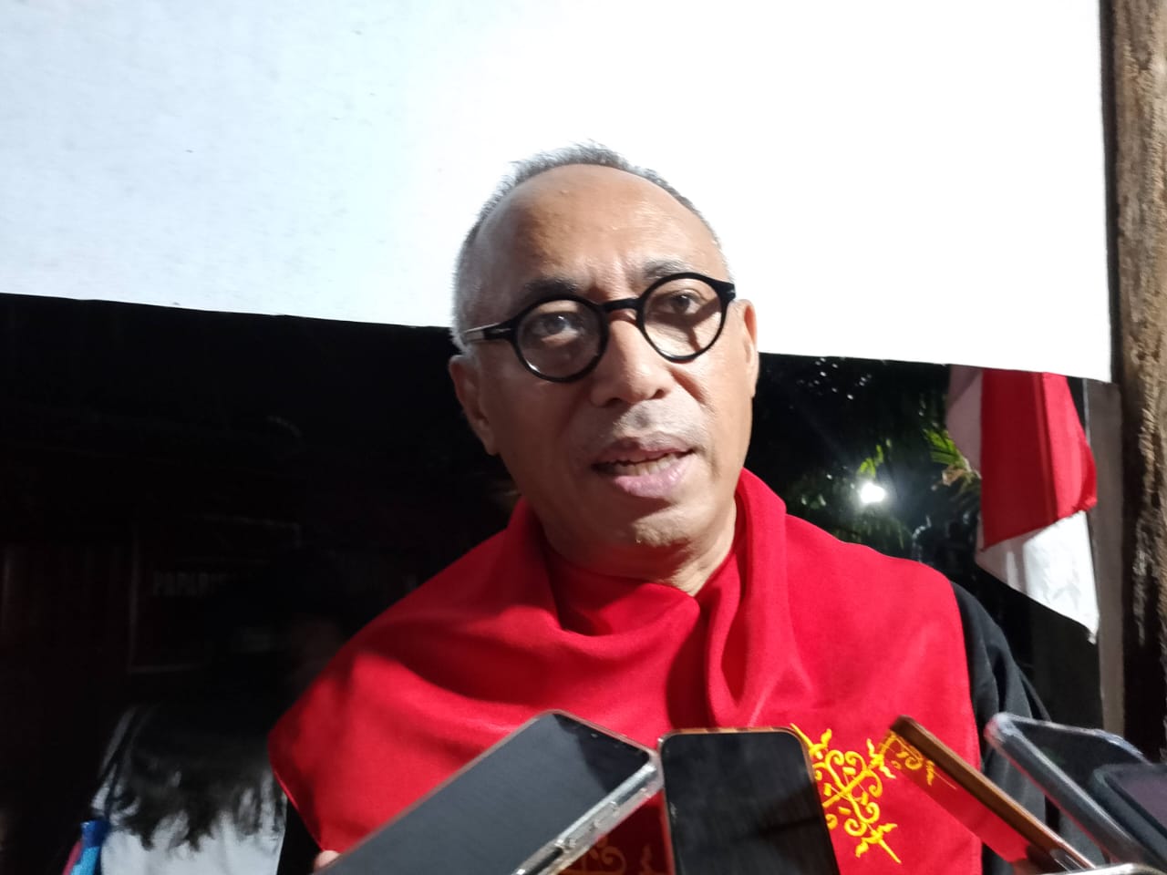 Raja Rutong Memberikan Apresiasi Untuk Kunjungan Dari Politeknik Ambon 1 WhatsApp Image 2025 04 15 at 05.41.04