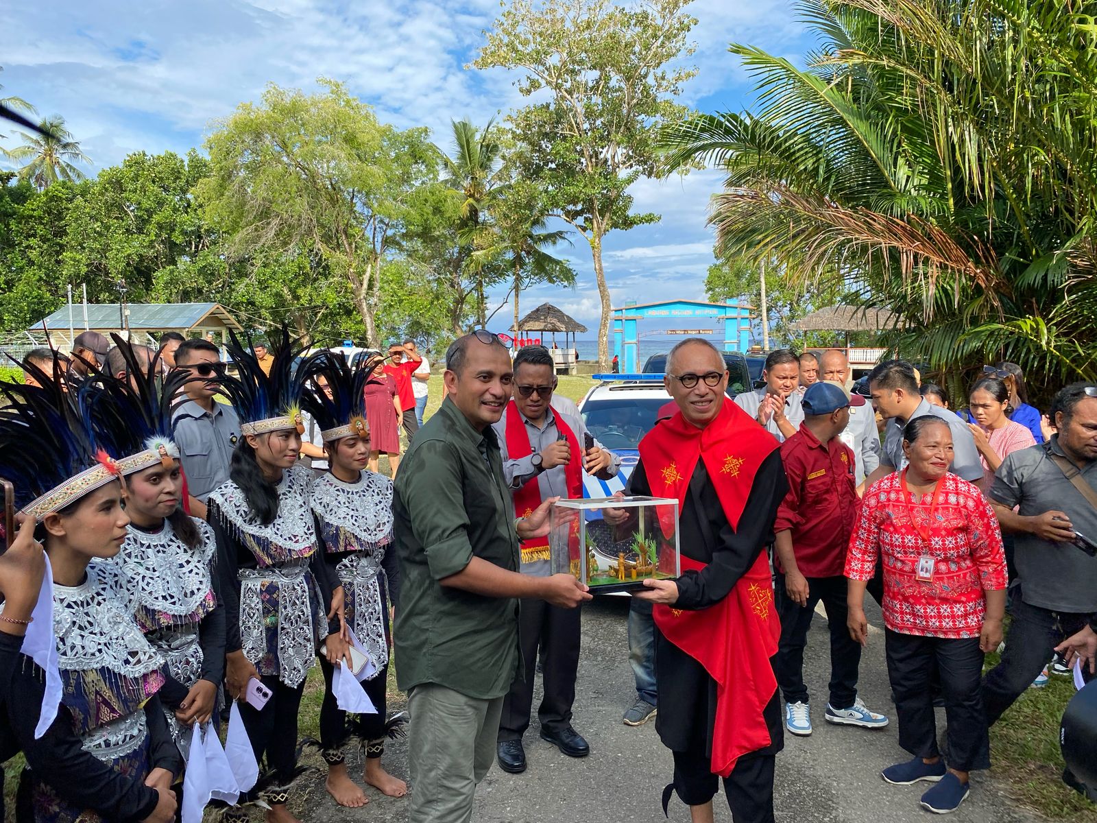 Gelar "Matau Matakau Amano Loporisa Uritalait" Di Berikan Kepada Prof. Dr. Edward Omar Sharif Hiariej, S.H., M.Hum 1 WhatsApp Image 2025 04 22 at 04.28.13