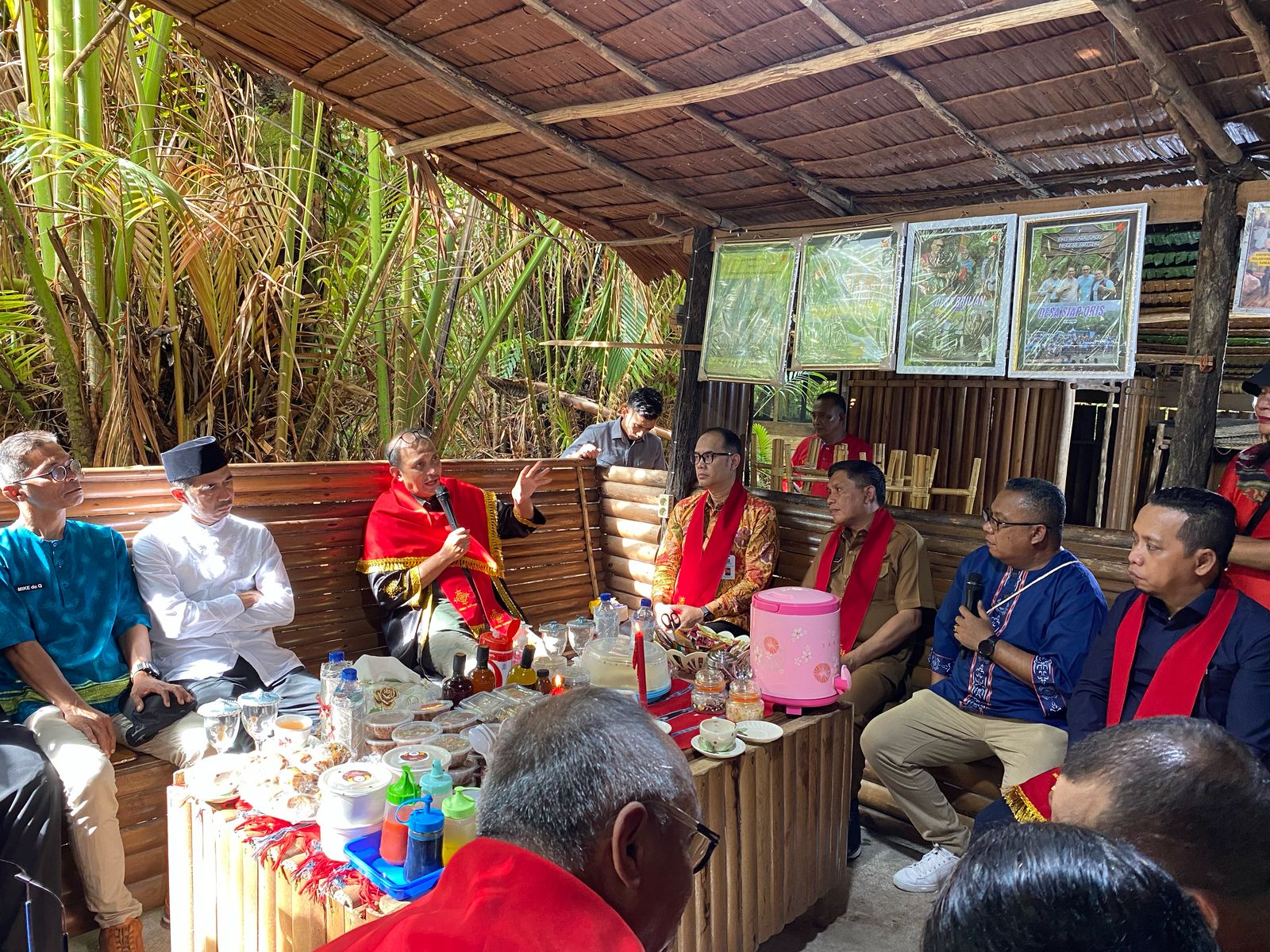 Gelar "Matau Matakau Amano Loporisa Uritalait" Di Berikan Kepada Prof. Dr. Edward Omar Sharif Hiariej, S.H., M.Hum 2 WhatsApp Image 2025 04 22 at 04.28.15