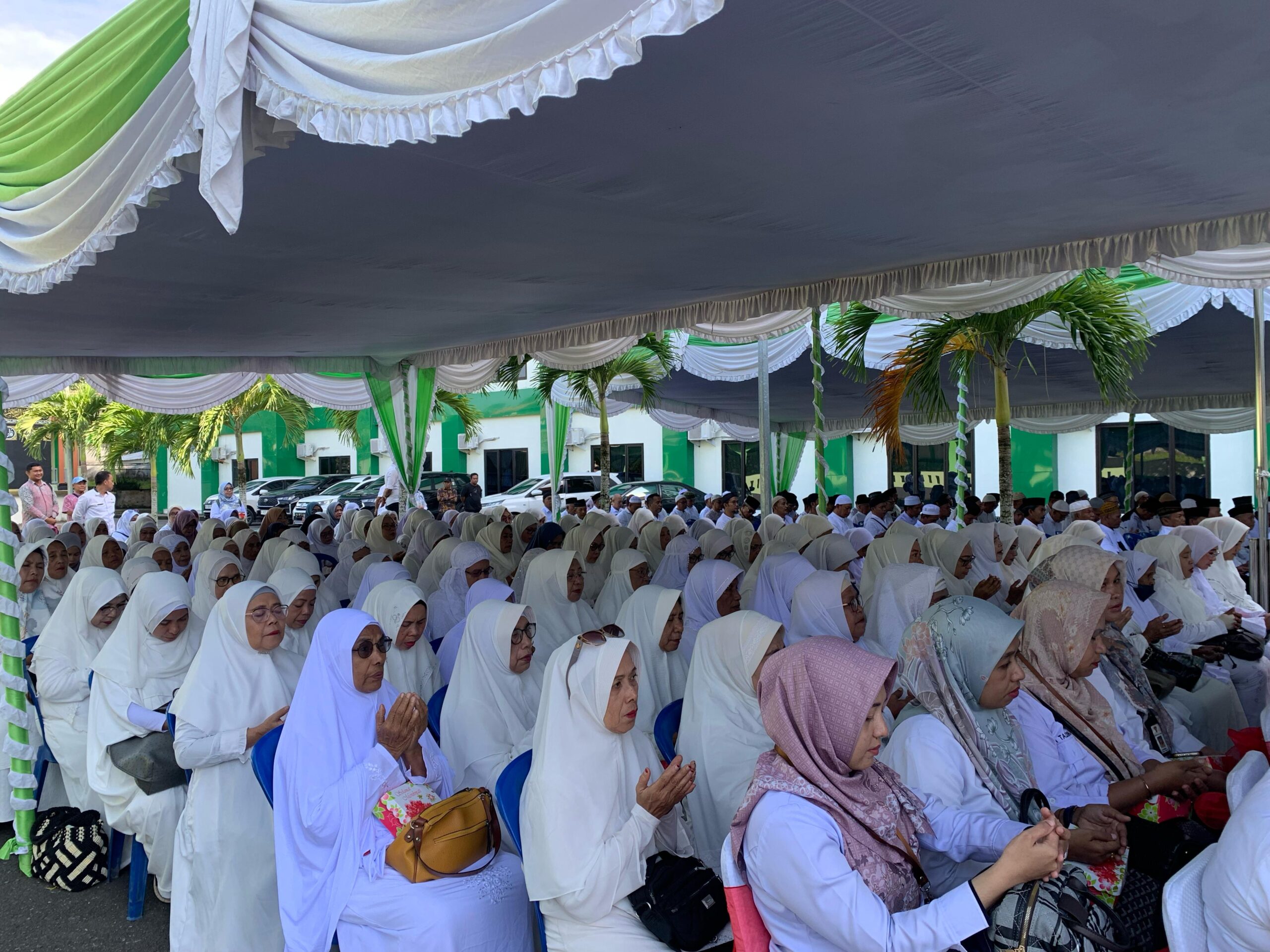 321 jamaah calon haji asal Kota Ambon di lepaskan oleh Wali Kota Ambon 2 WhatsApp Image 2025 04 30 at 01.13.04 1 scaled