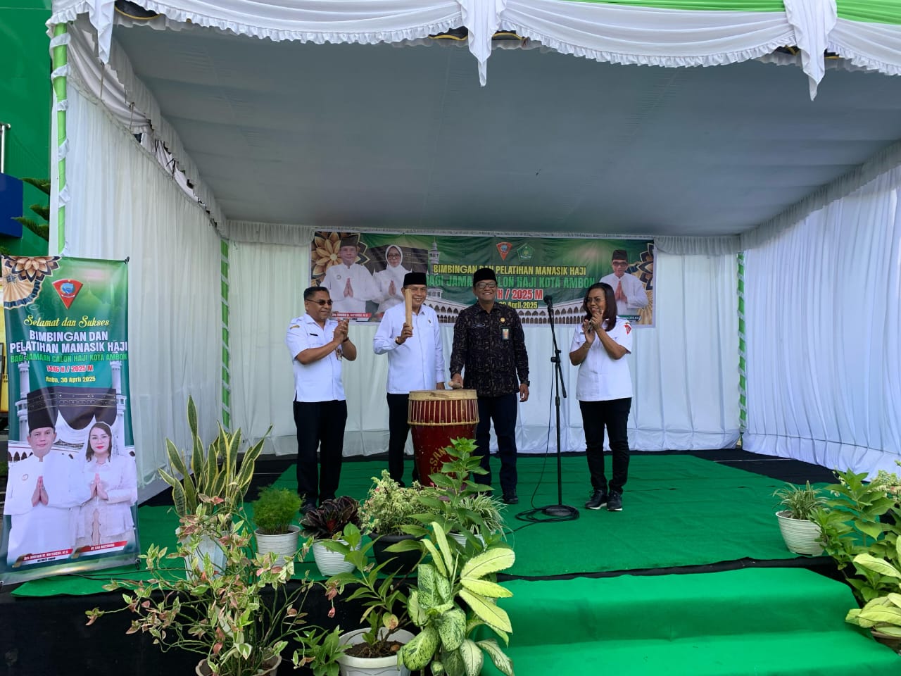 321 jamaah calon haji asal Kota Ambon di lepaskan oleh Wali Kota Ambon 1 WhatsApp Image 2025 04 30 at 01.13.04
