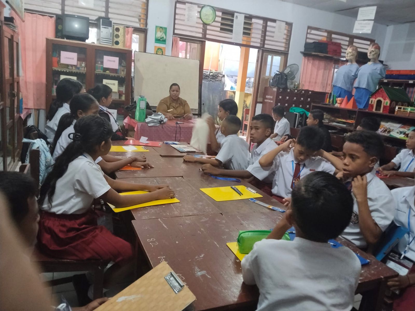 SD Negeri 8 Ambon Gelar Ujian Sekolah Berbasis Offline 2 WhatsApp Image 2025 05 19 at 20.28.56