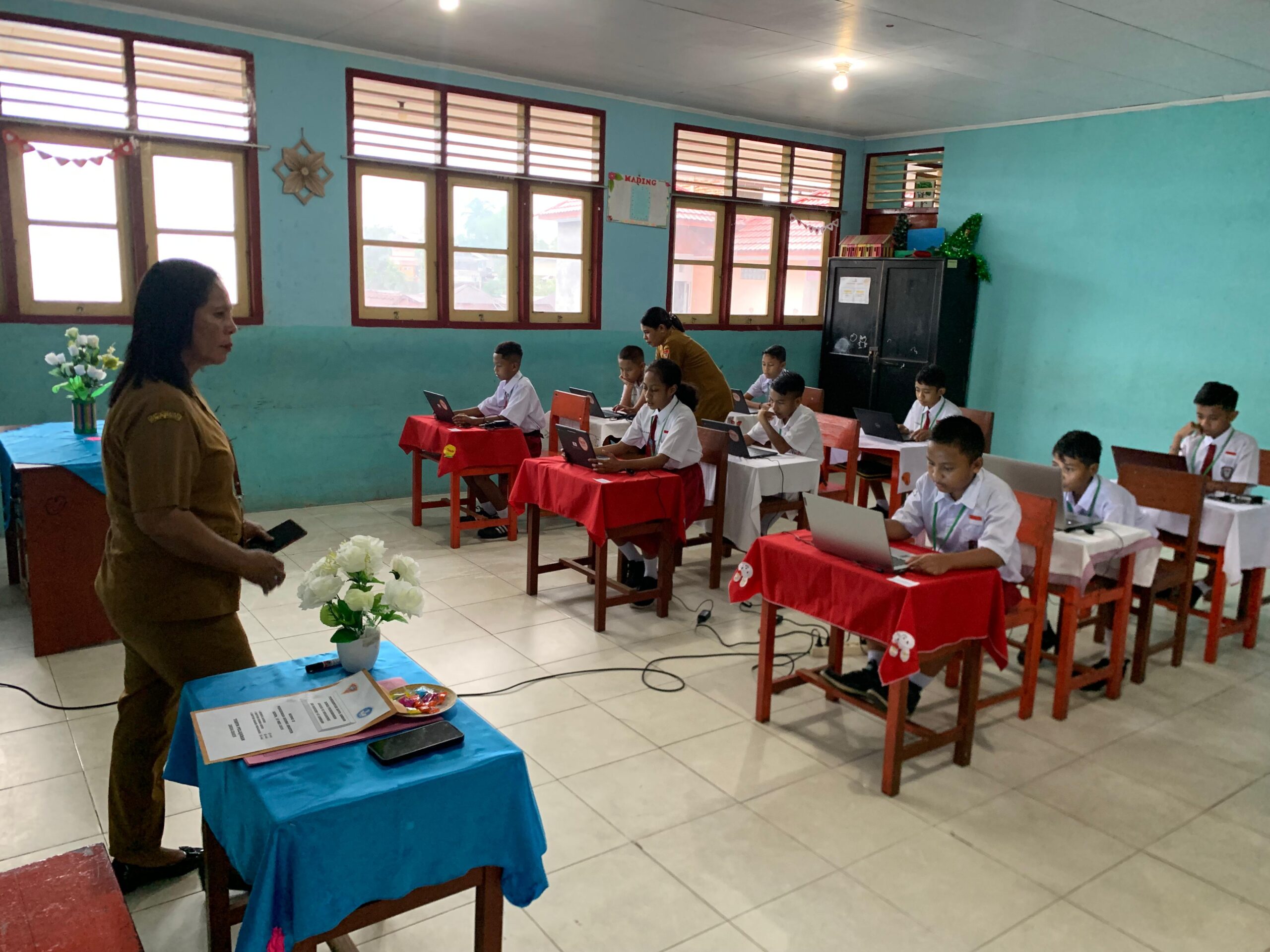 27 Siswa SD Negeri 47 Ambon Mengikuti Ujian Berbasis Komputer 1 WhatsApp Image 2025 05 20 at 14.31.33 380b61a7 scaled