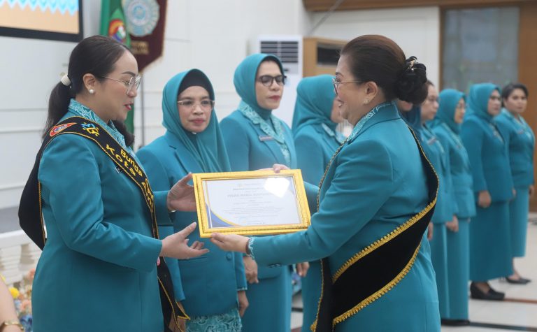 Lisa Wattimena Resmi Di Kukuhkan Sebagai Bunda Genre Kota Ambon 1 78453b3fa9faa62ad820559d3ef373a07a51fea29490292b0d3399e9437d705d.0