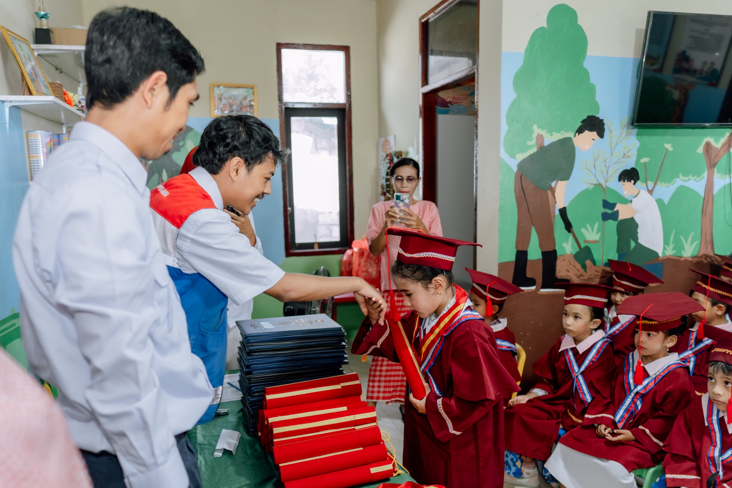 Komitmen Pada Pendidikan, PAUD Darling Mitra Binaan CSR AFT Pattimura Berhasil Luluskan 32 Anak Negeri Laha 1 IMG 20250613 WA0024