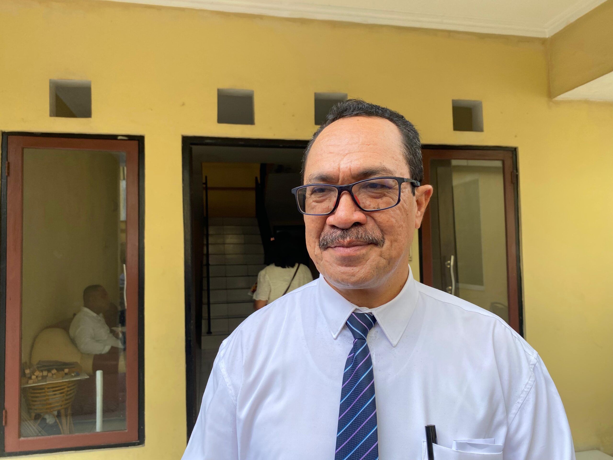 Hengky : ijazah hanyalah simbol formal pendidikan, namun yang paling penting adalah bagaimana ilmu yang didapatkan bisa diterapkan secara nyata di tengah masyarakat. 1 IMG 20250614 WA0020 scaled