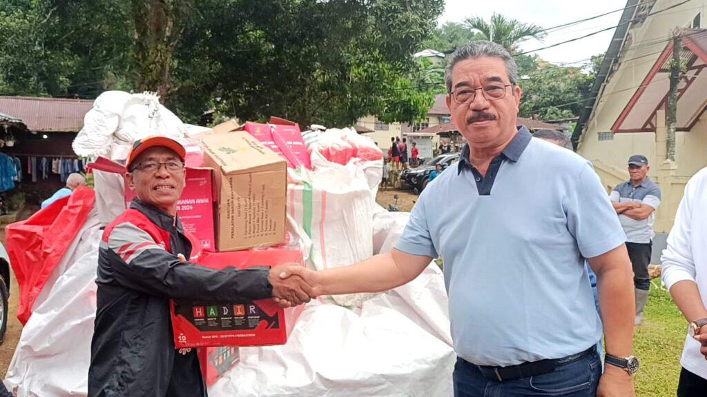 Gubernur Berikan Bantuan Untuk Korban Bencana Di Ambon 1 IMG 20250624 WA0007
