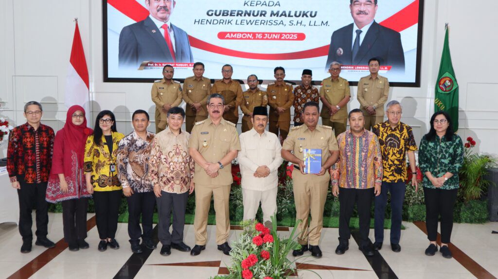 KUNKER KE MALUKU, MENTERI PPN/BAPPENAS SERAHKAN DOKUMEN MASTERPLAN PENGEMBANGAN & PENATAAN KAWASAN BANDA NEIRA & SEKITARNYA UNTUK TAHUN 2025-2045 1 WhatsApp Image 2025 06 15 at 01.19.09 64f4abeb