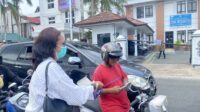 Turun ke Jalan, Hendrik Risakotta Pimpin Aksi Pembagian Masker di Tiga Titik Kota Ambon 1 IMG 6073