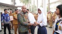 CIMB Niaga Ambon Salurkan CSR Rp78,5 Juta untuk Siswa dan SMP Negeri 7 Ambon 1 cfb29ca1 00ea 41a7 8984 452a1e288e14
